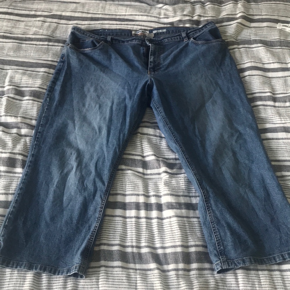 Low-Waist Capri Jeans